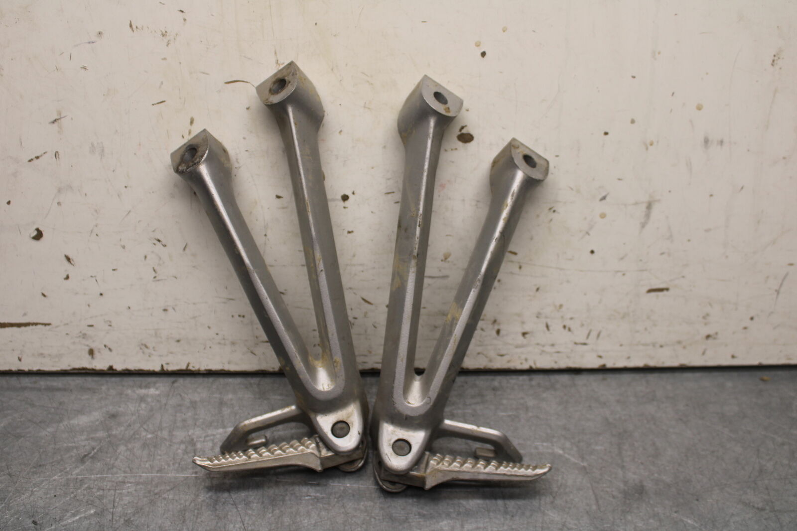 06-07 SUZUKI GSXR750 REAR BACK PASSENGER PEG SET PAIR 43600-01H00-13L BB670
