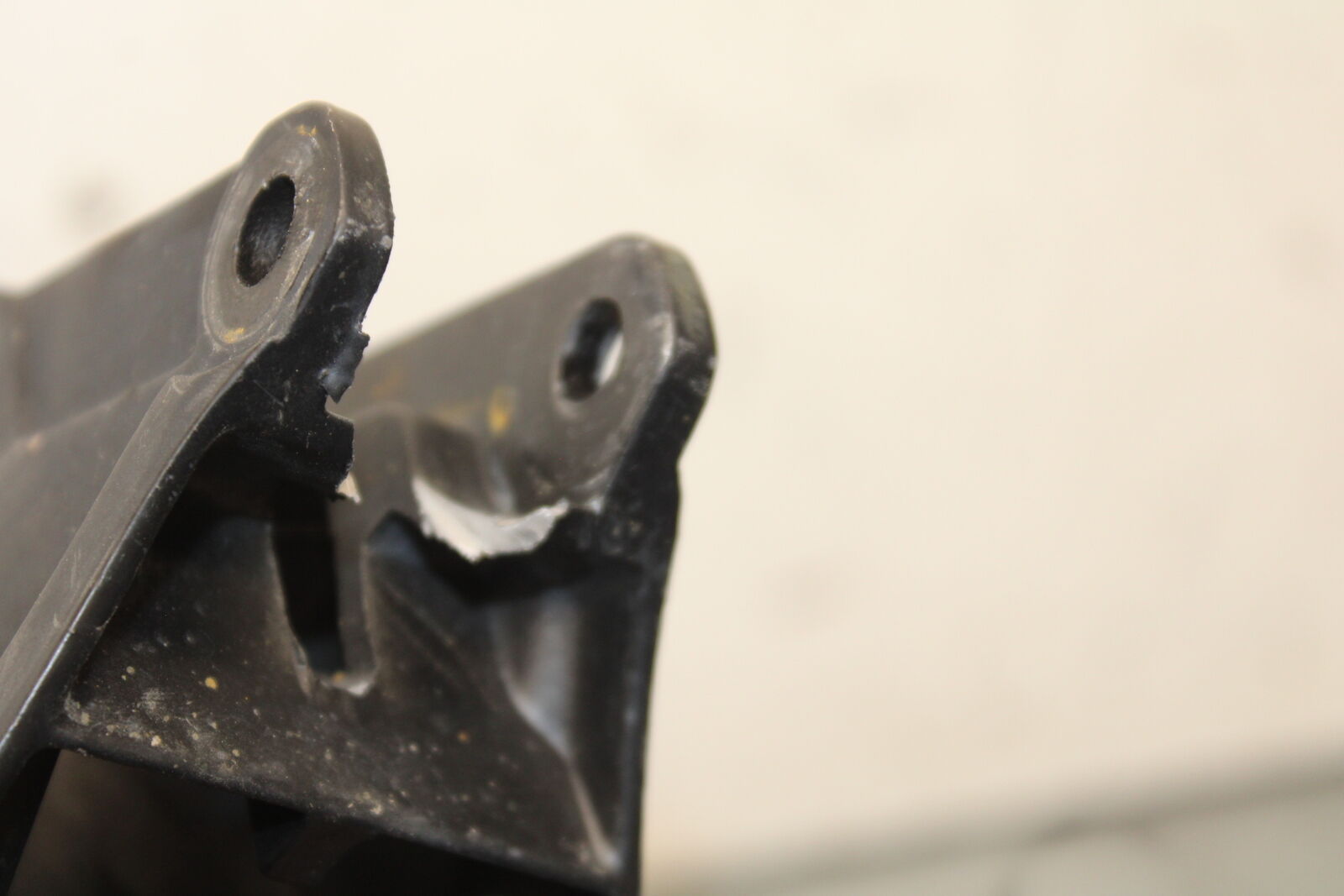 05-06 SUZUKI GSXR1000 UPPER FAIRING MIRROR GAUGES STAY BRACKET 94511-41G00 BB663