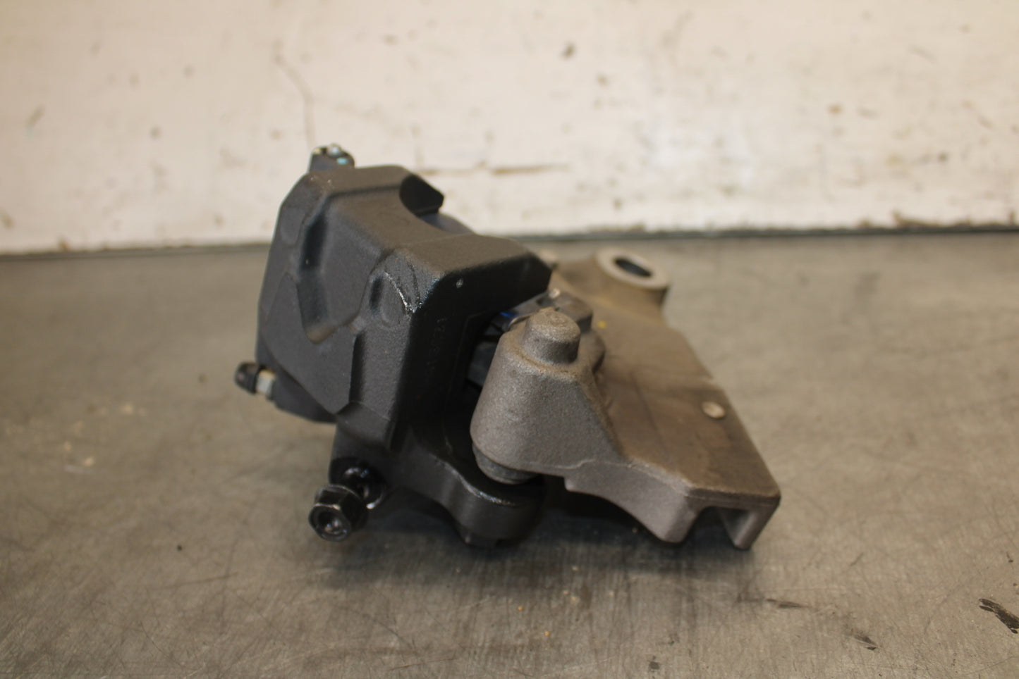 13-15 HONDA CBR500R REAR BACK BRAKE CALIPER W MOUNT BRACKET 43150-MGZ-J01 BB704