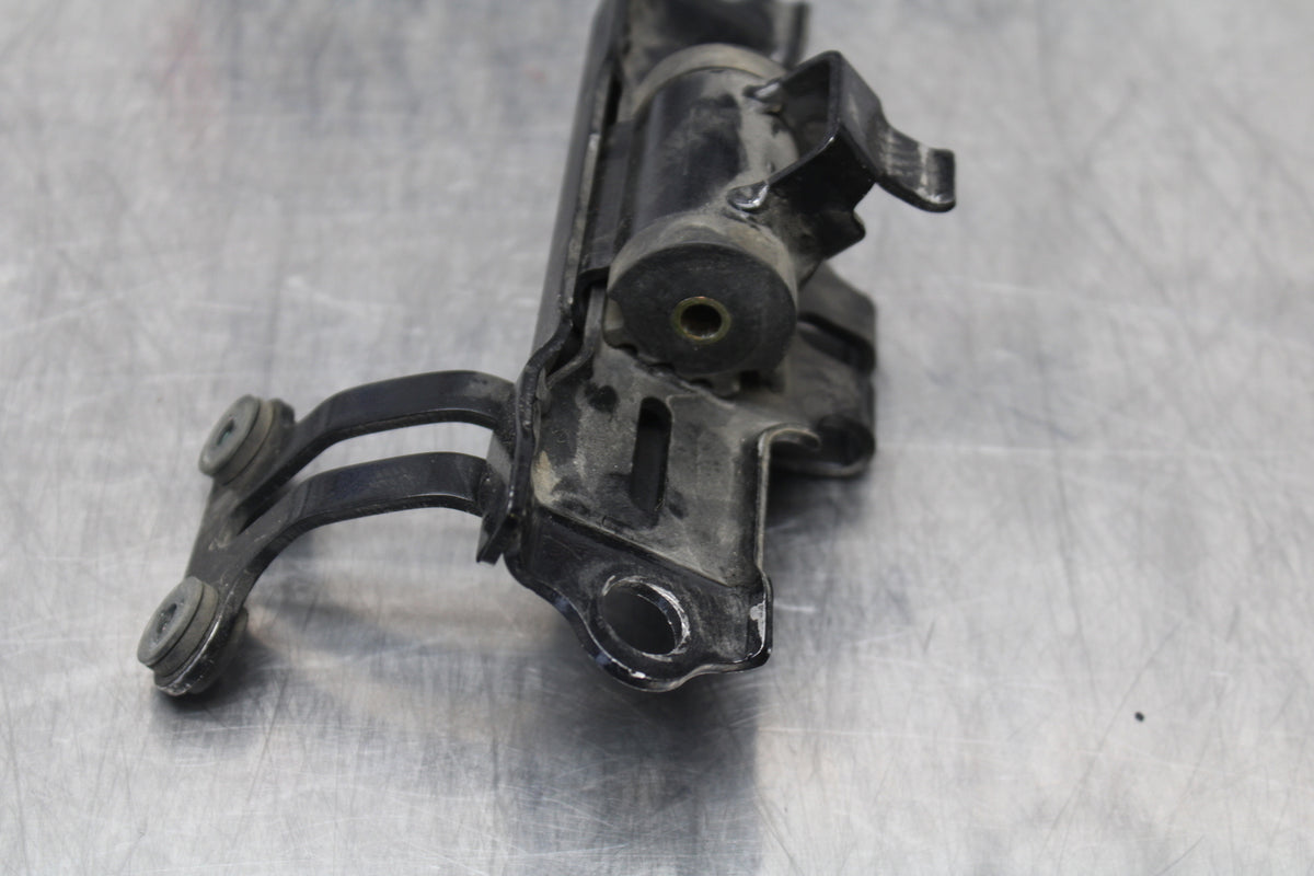 04-05 KAWASAKI NINJA ZX10R GAS TANK FUEL PETROL RESERVOIR BRACKET MOUNT BB163