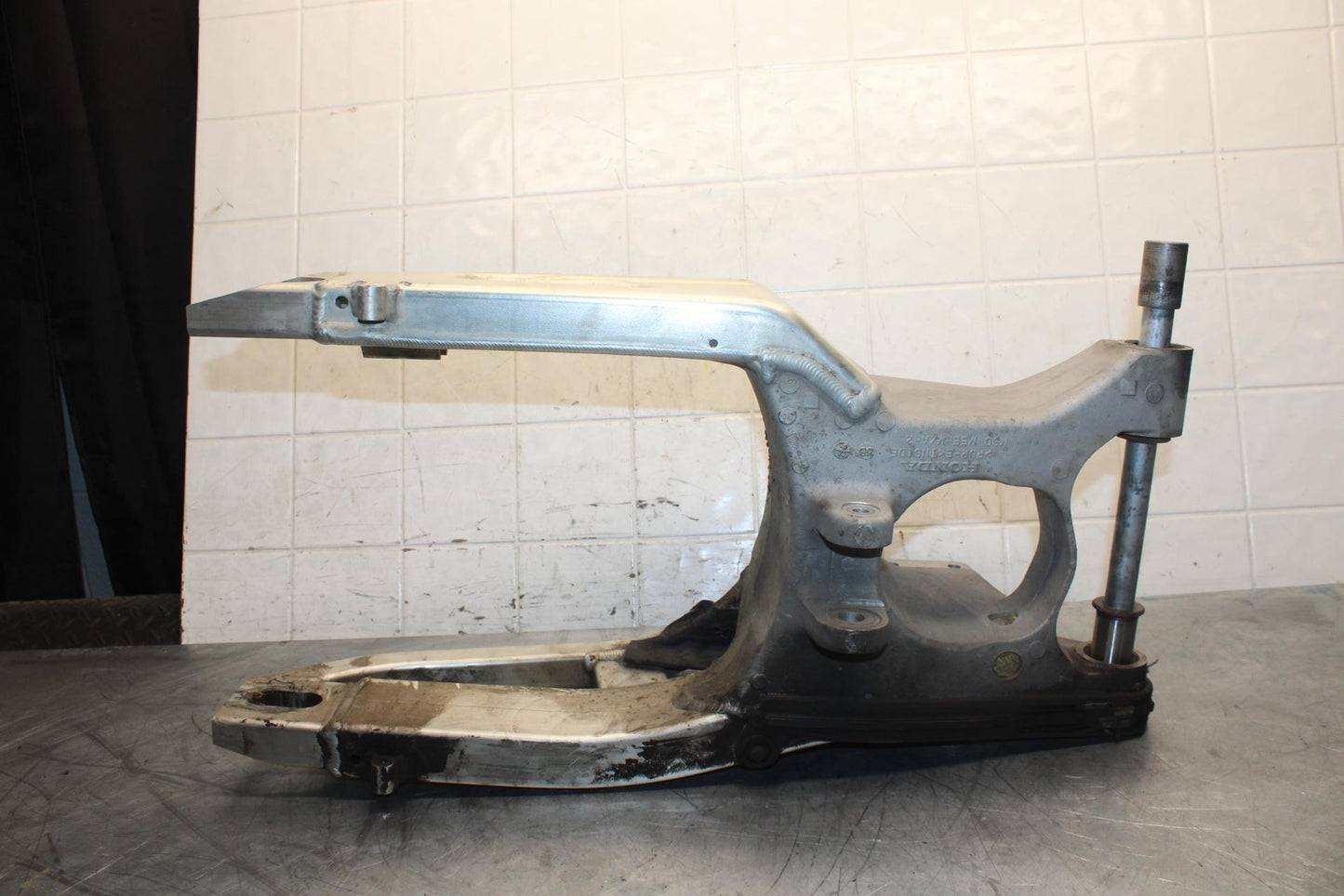 2003 Honda CBR600RR REAR SWINGARM BACK SUSPENSION SWING ARM 52200-MEE-700 BB511