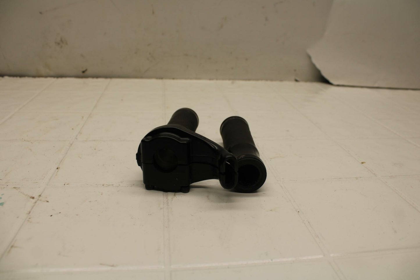 08-16 YAMAHA YZF R6 THROTTLE CABLE LINE HOUSING GUIDE BB406