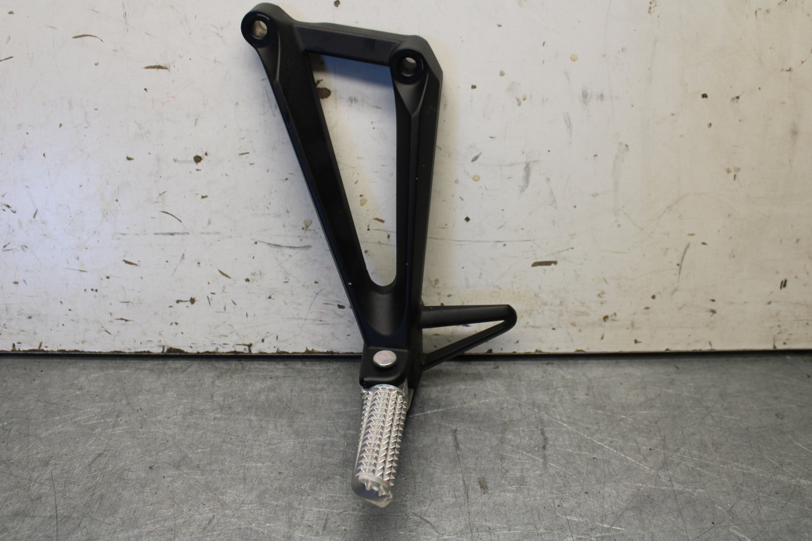 15-17 YAMAHA YZF R3 RIGHT REAR BACK PASSENGER PEG BB651