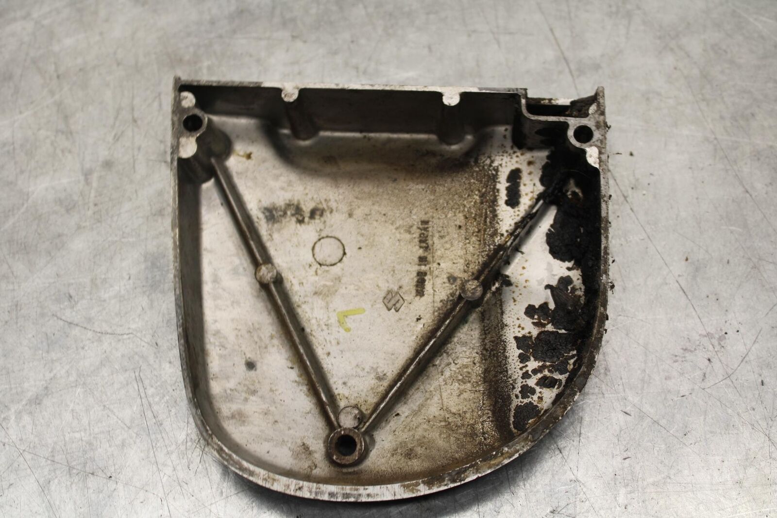 75 SUZUKI GT 550 ENGINE SPROCKET COVER BB67