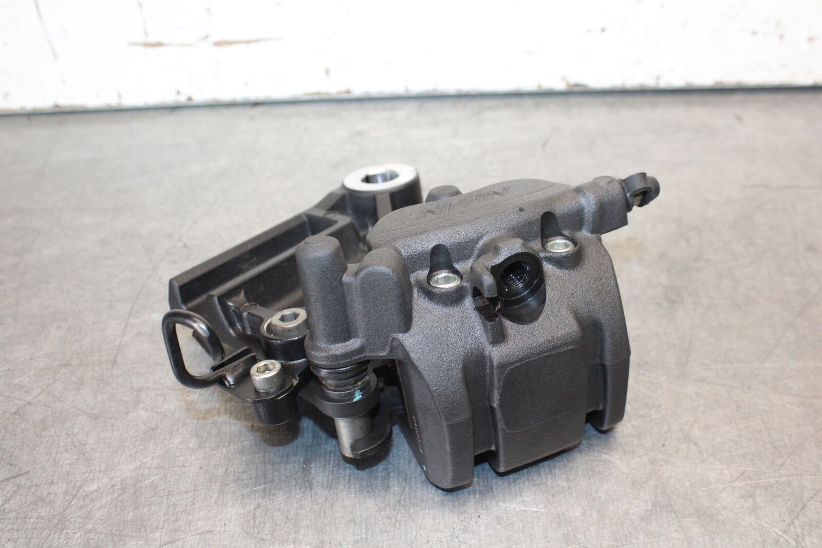 18-23 KAWASAKI NINJA 400 REAR BACK BRAKE CALIPER W MOUNT BRACKET BB679