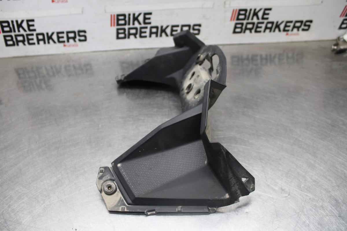 24-25 KAWASAKI NINJA 500 EX500J ABS FRONT CENTER FAIRING & USB-C CHARGER BB934