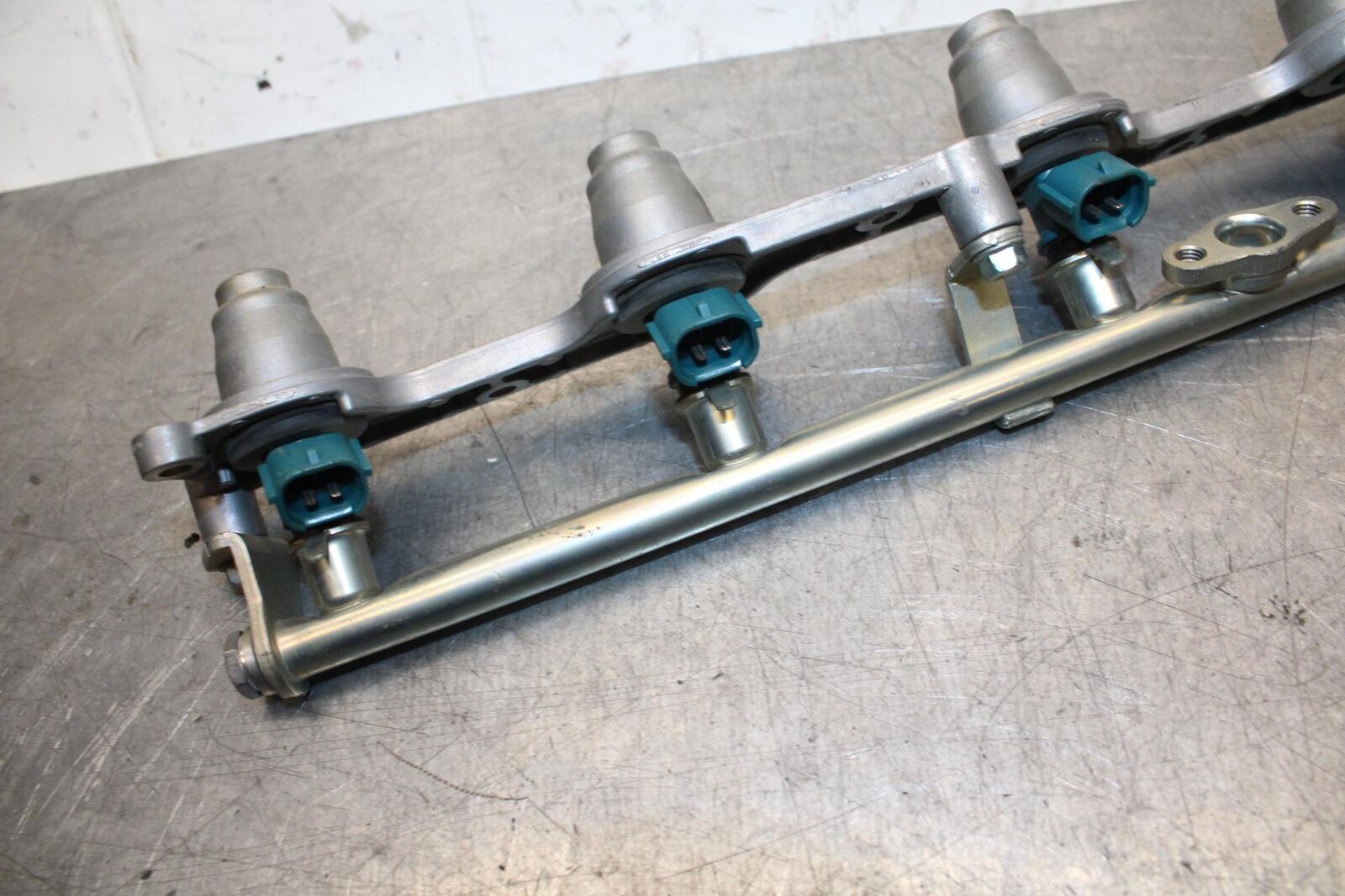 06-07 HONDA CBR1000RR SECONDARY FUEL INJECTORS TOP AIRBOX GAS RAIL BB75