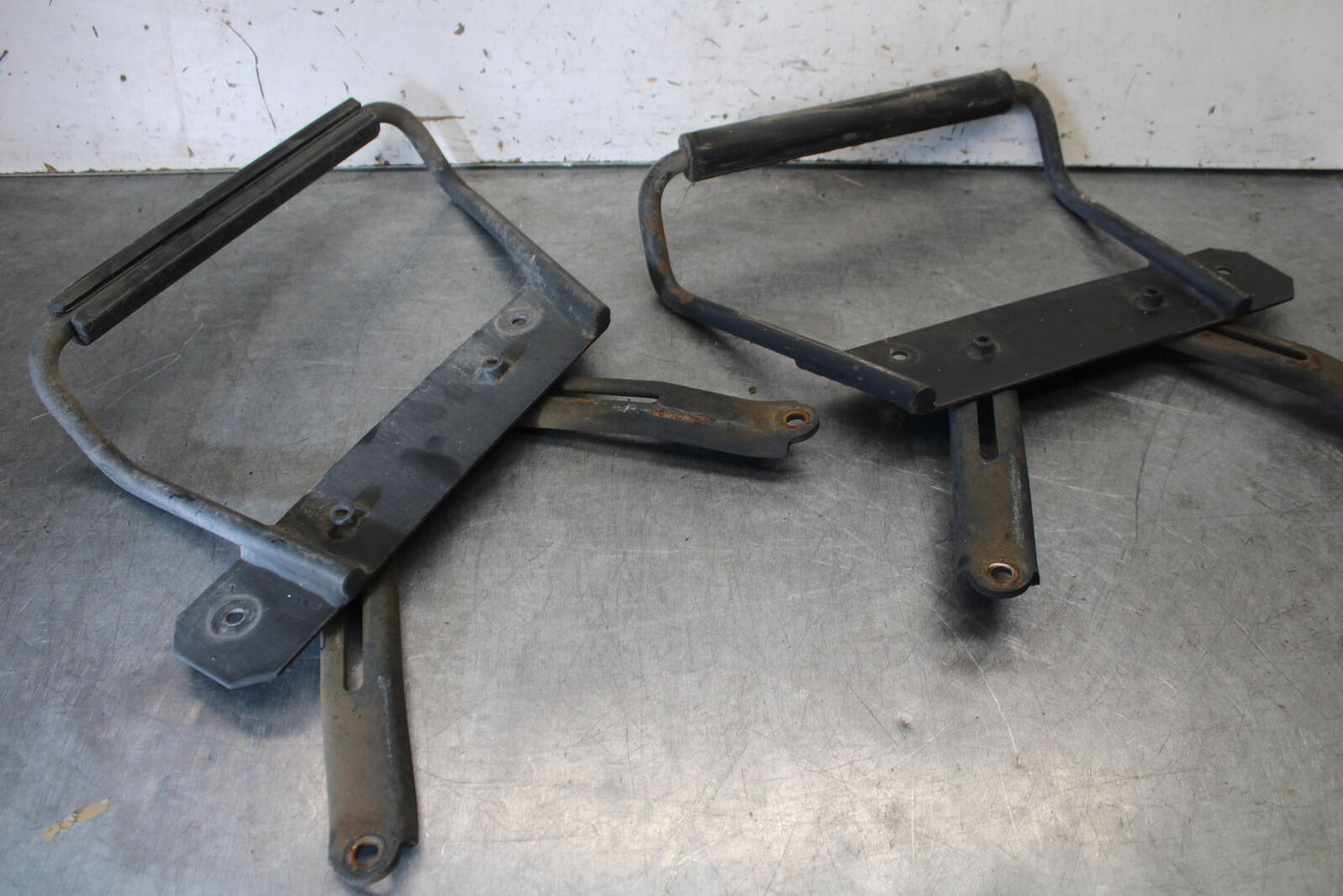 05-09 SUZUKI BOULEVARD C90 SADDLEBAG CASE MOUNTING BRACKET MOUNT BB692