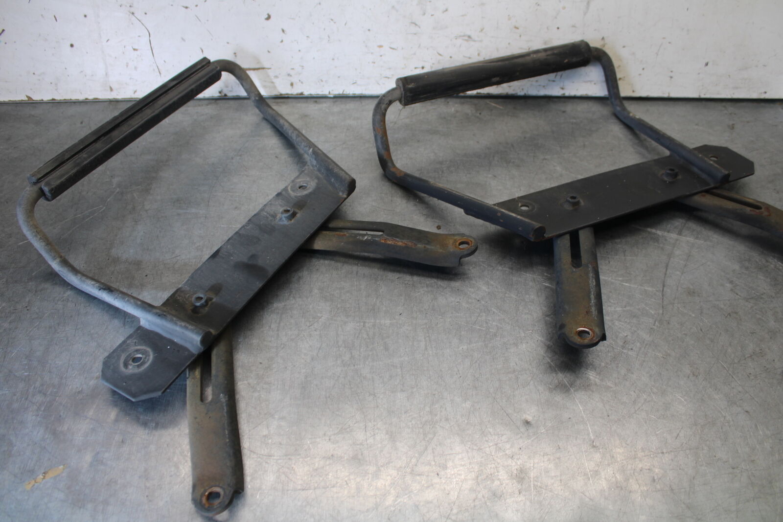 05-09 SUZUKI BOULEVARD C90 SADDLEBAG CASE MOUNTING BRACKET MOUNT BB692