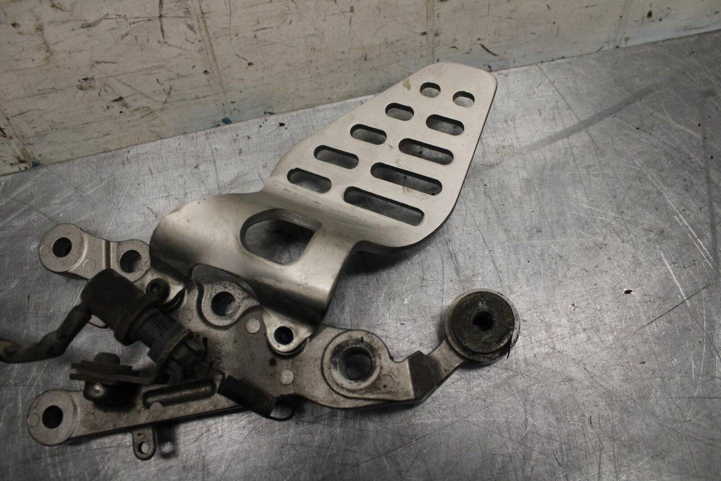 07 YAMAHA YZF R6 RIGHT REARSET REAR SET DRIVER FOOT PEG REST STOP BB495