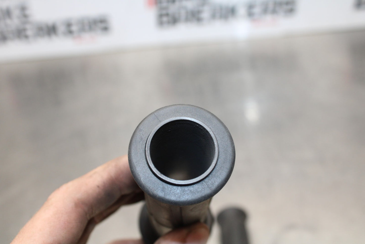 21-23 KAWASAKI NINJA ZX6R RIGHT THROTTLE TUBE & GRIPS BB179