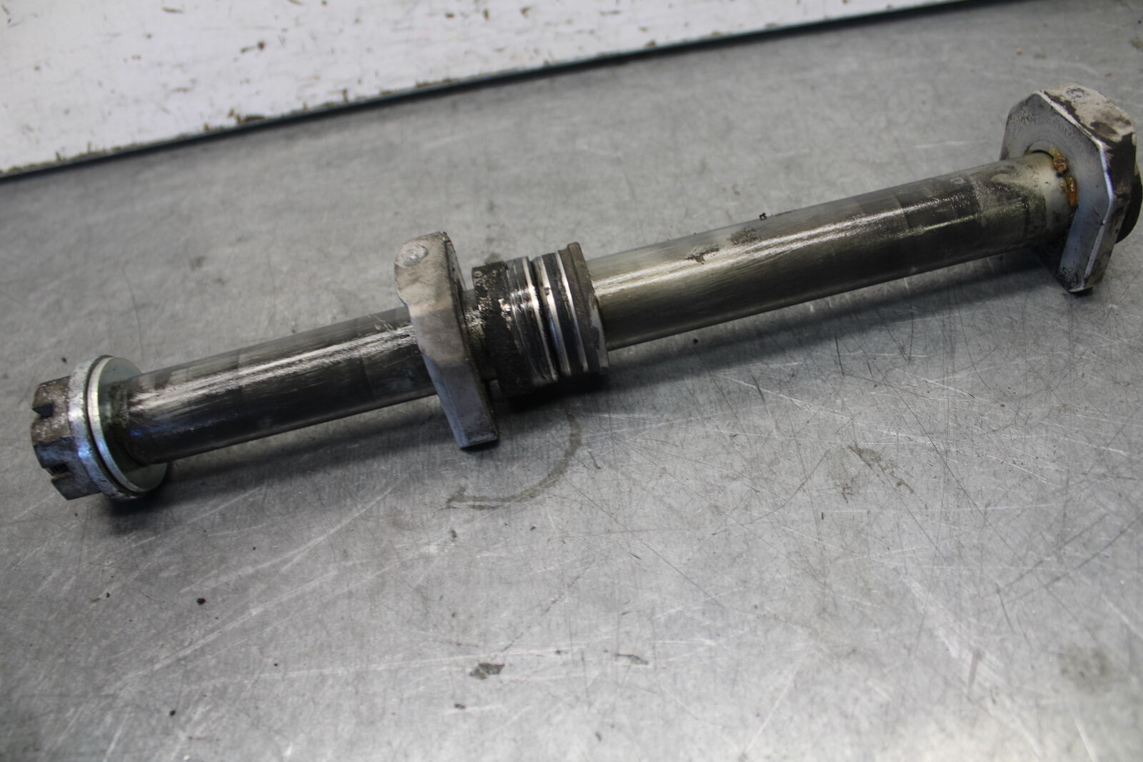 04 SUZUKI GSXR600 REAR AXLE BACK WHEEL RIM PIVOT BOLT AXEL 64711-33E10  BB676