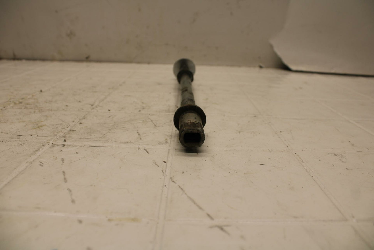 07-08 YAMAHA V STAR 1100 REAR AXLE BACK WHEEL RIM PIVOT BOLT AXEL BB404