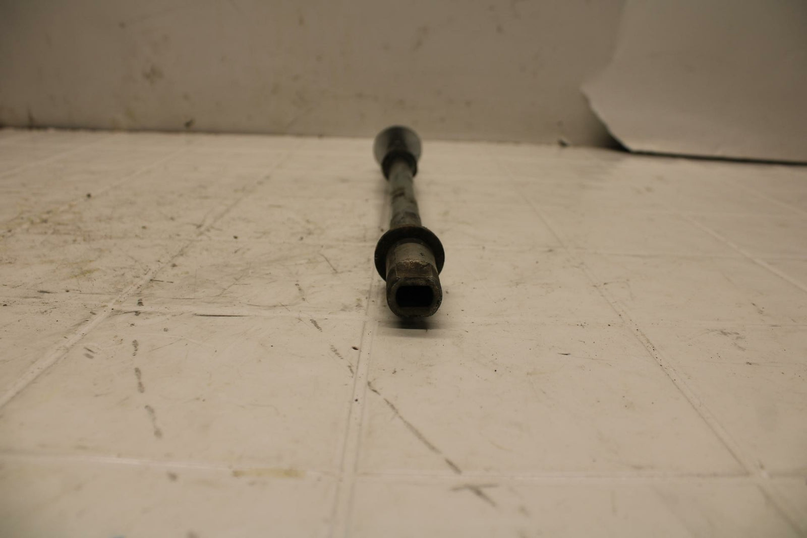 07-08 YAMAHA V STAR 1100 REAR AXLE BACK WHEEL RIM PIVOT BOLT AXEL BB404