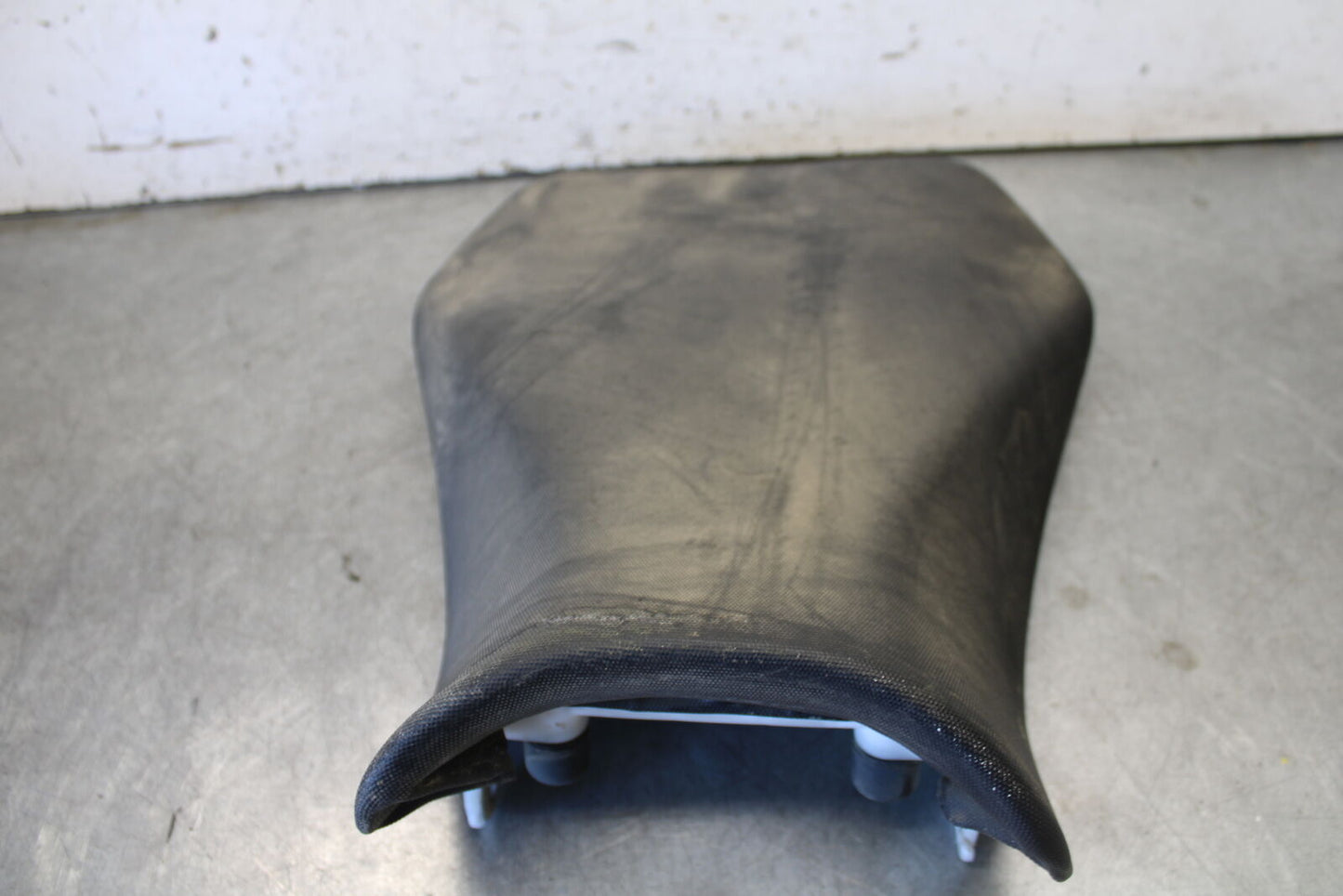 11-24 SUZUKI GSXR750 FRONT DRIVERS SEAT PAD SADDLE PILLION BB687