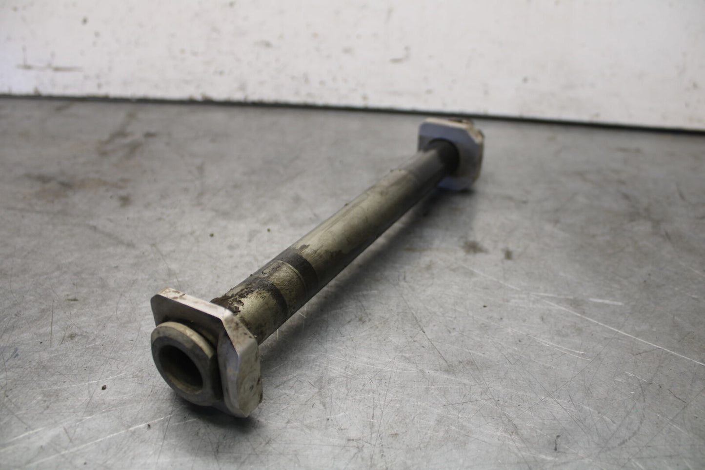 06-07 SUZUKI GSXR 600 REAR AXLE BACK WHEEL RIM PIVOT BOLT AXEL BB694