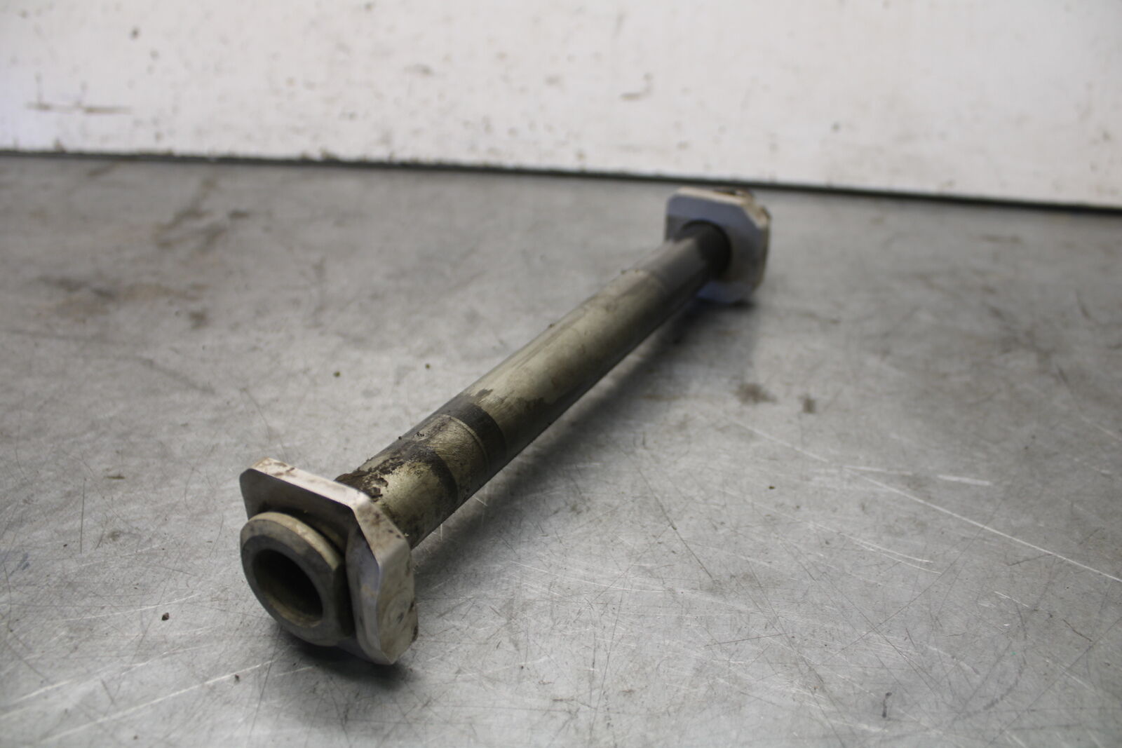 06-07 SUZUKI GSXR 600 REAR AXLE BACK WHEEL RIM PIVOT BOLT AXEL BB694