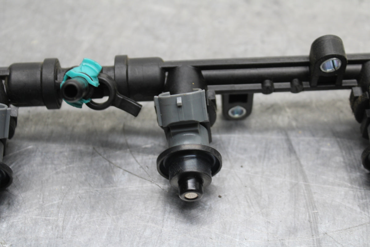 10-11 HONDA CBR1000RR SECONDARY FUEL INJECTORS TOP AIRBOX GAS RAIL BB128