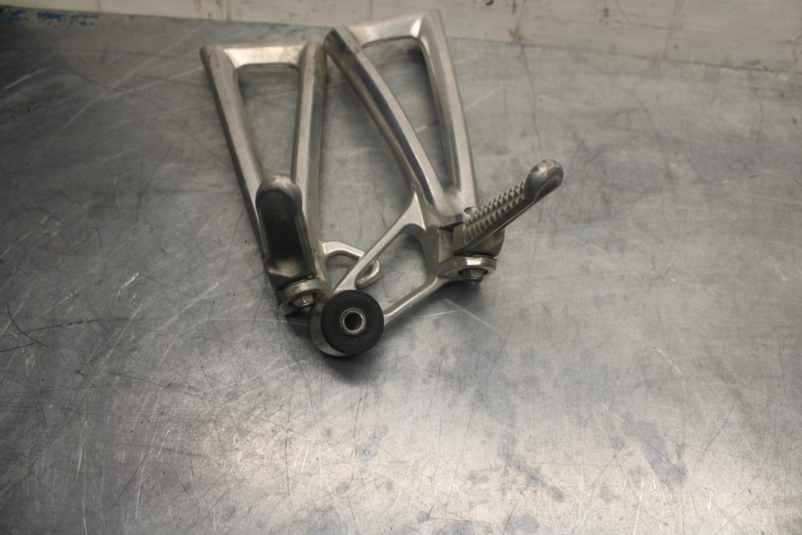 05 YAMAHA YZF R6S REAR BACK PASSENGER PEG SET PAIR BB462