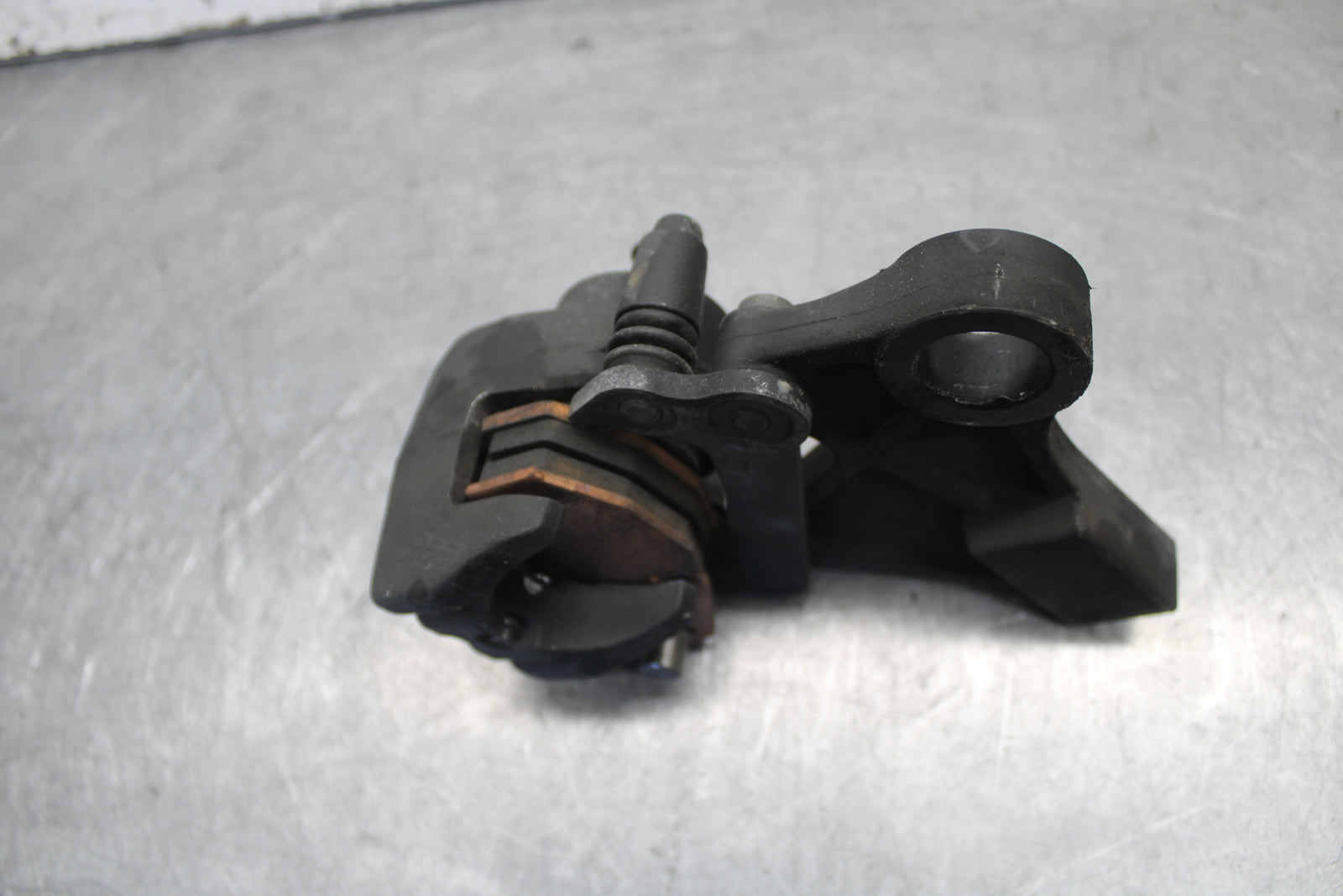 09-12 KAWASAKI NINJA ZX6R REAR BACK BRAKE CALIPER W MOUNT BRACKET BB698