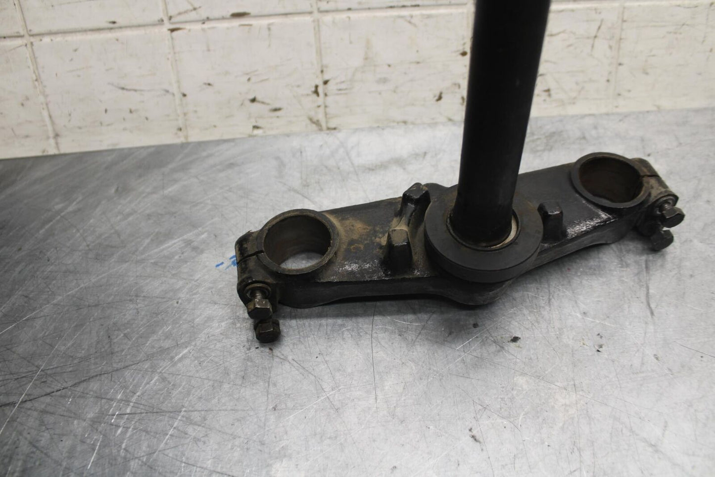 1981 Suzuki GS850G FRONT FORKS CLAMP LOWER TRIPLE TREE STEM BB37
