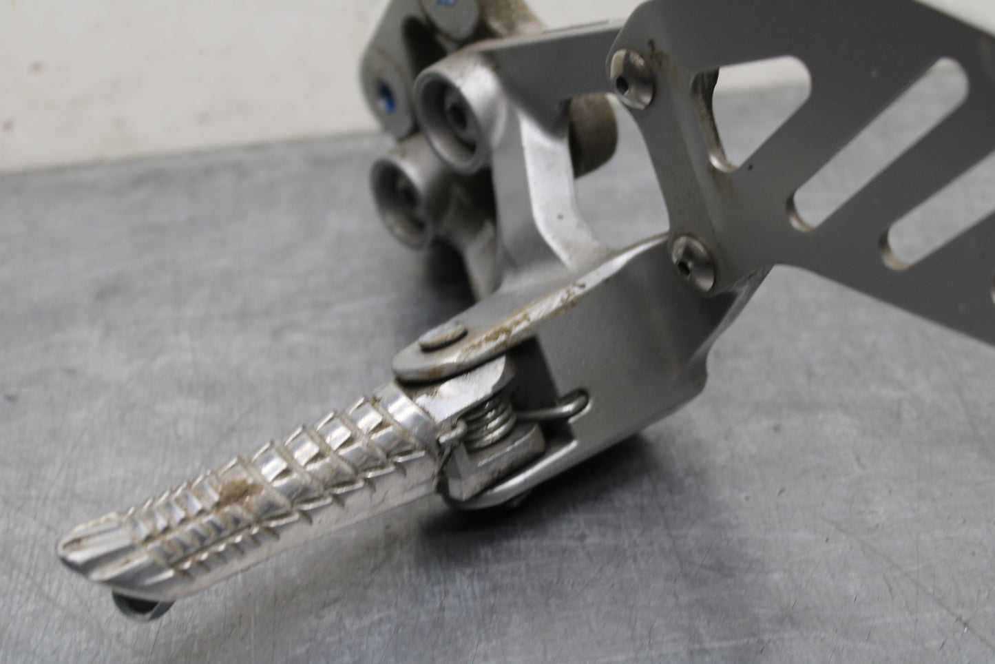 09 SUZUKI GSXR600 LEFT REARSET REAR SET DRIVER FOOT PEG REST STOP BB759