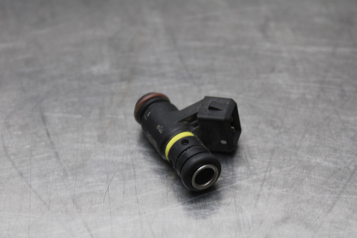 19 MOTO GUZZI V7 III FUEL INJECTOR SET PAIR BB831