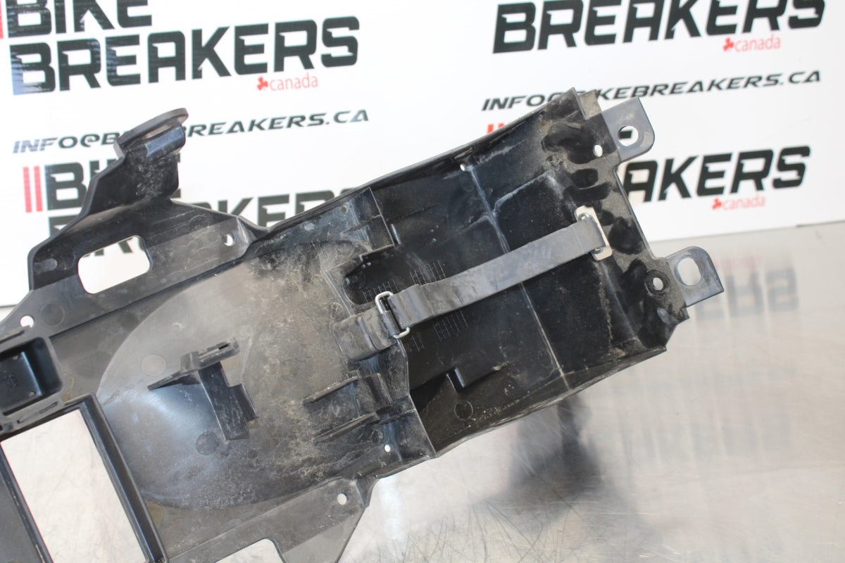 23 YAMAHA YZF R3 REAR BACK TAIL UNDERTAIL BATTERY TRAY PLASTIC BB147
