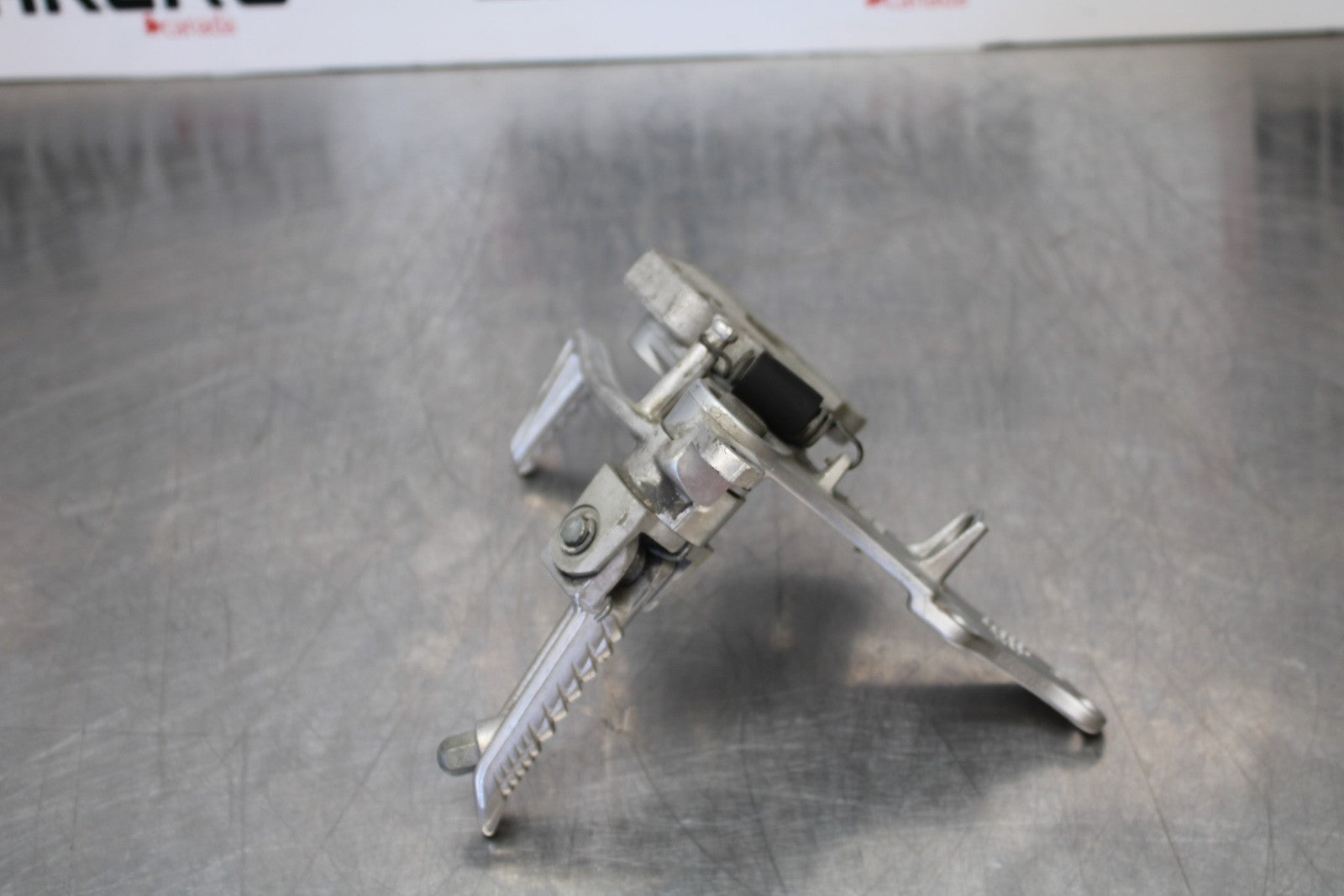 06-07 SUZUKI GSXR 600 RIGHT REARSET REAR SET DRIVER FOOT PEG REST STOP BB170