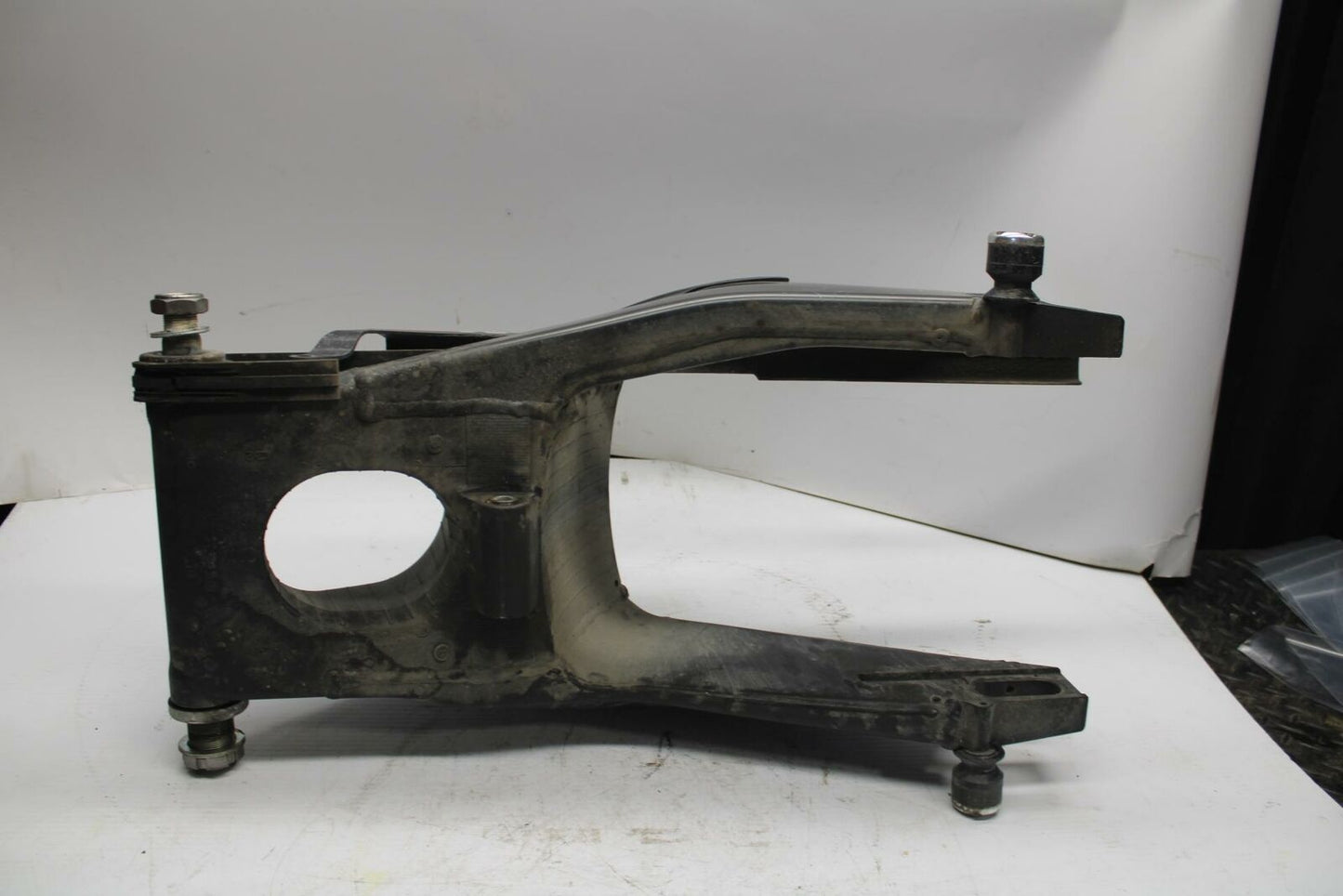 07 YAMAHA YZF R6 2c0 REAR SWINGARM BACK SUSPENSION SWING ARM BB284