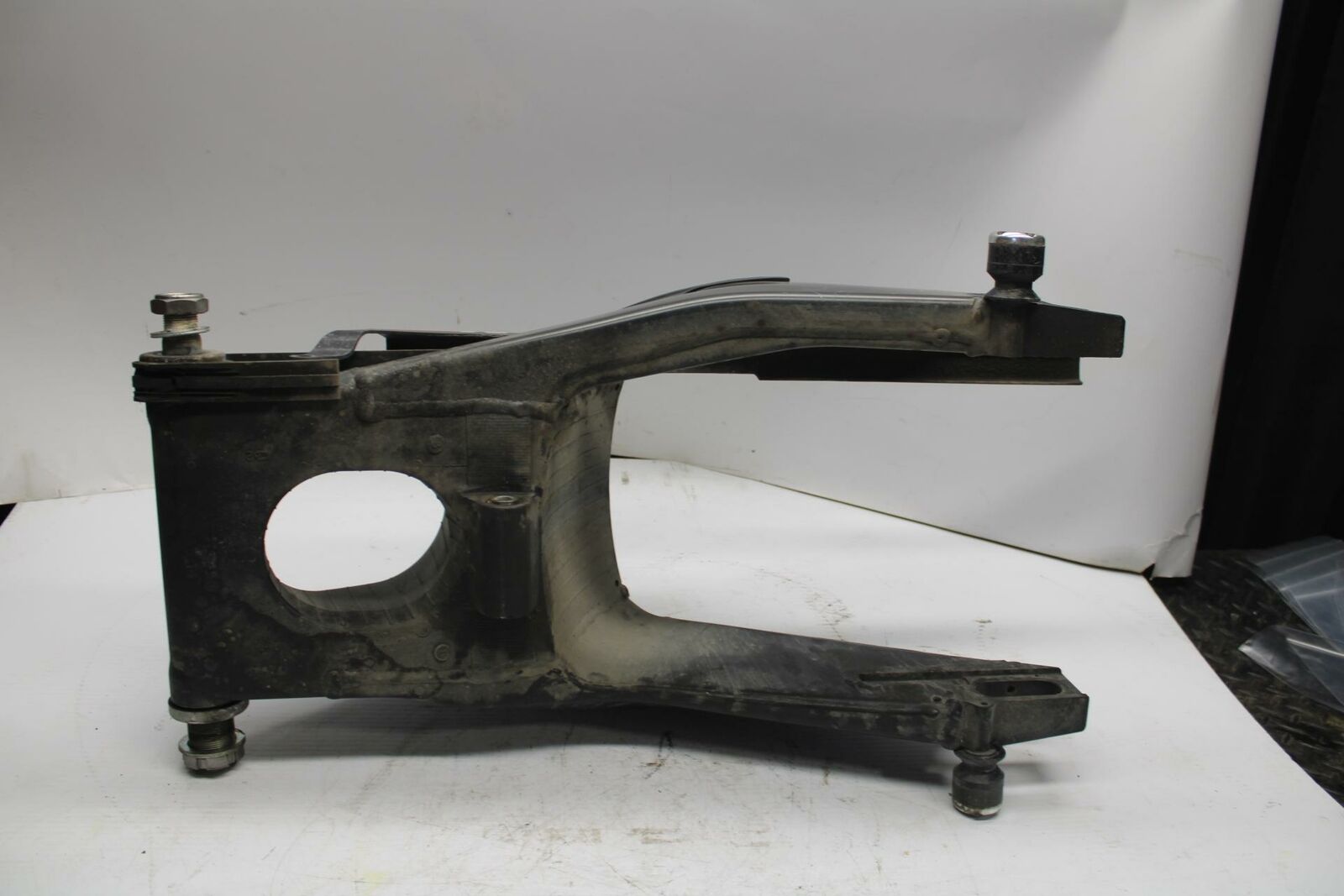 07 YAMAHA YZF R6 2c0 REAR SWINGARM BACK SUSPENSION SWING ARM BB284