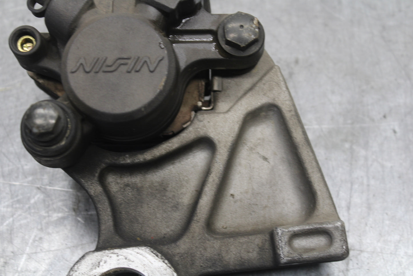 06 YAMAHA YZF R6 REAR BACK BRAKE CALIPER W MOUNT BRACKET BB716