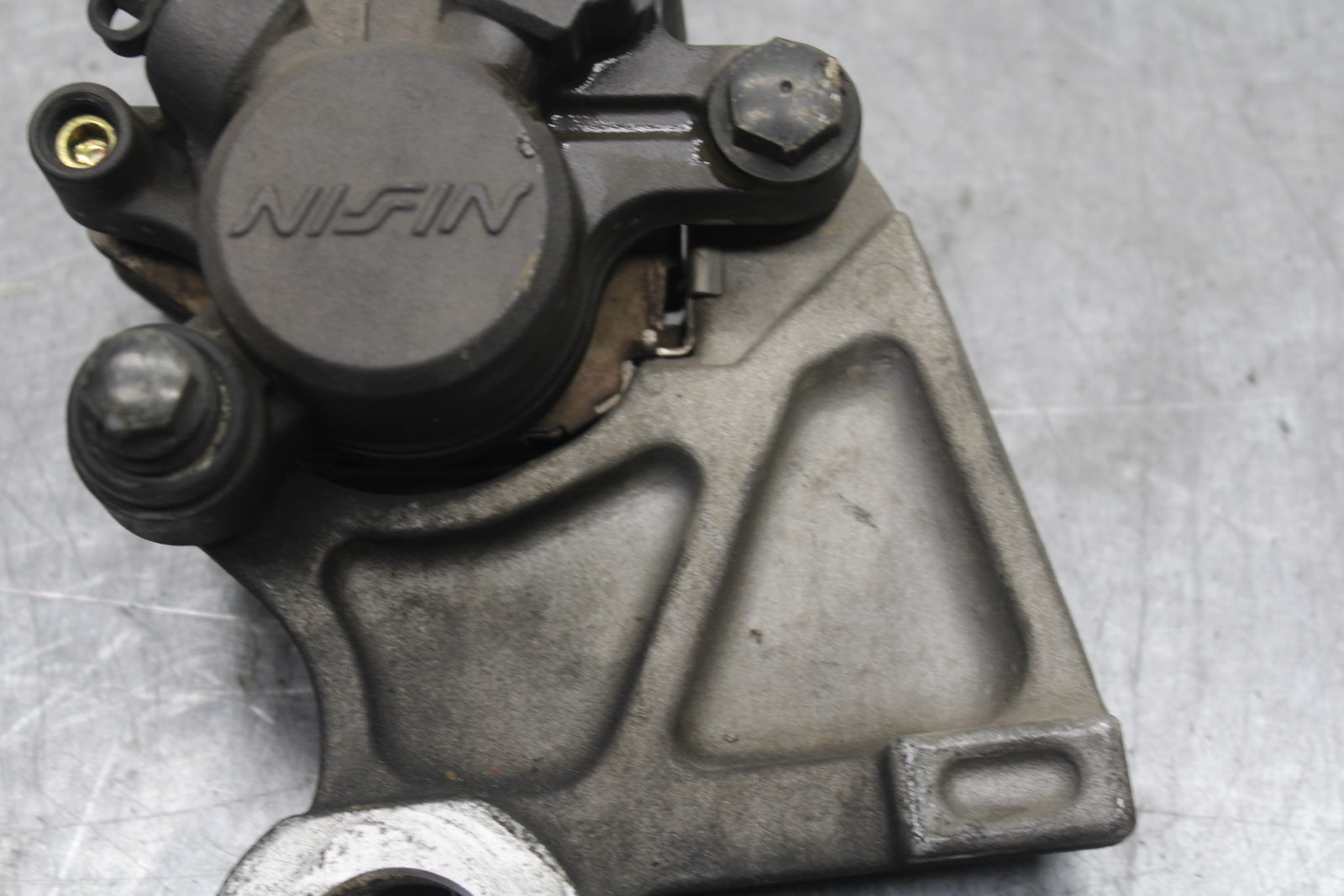 06 YAMAHA YZF R6 REAR BACK BRAKE CALIPER W MOUNT BRACKET BB716