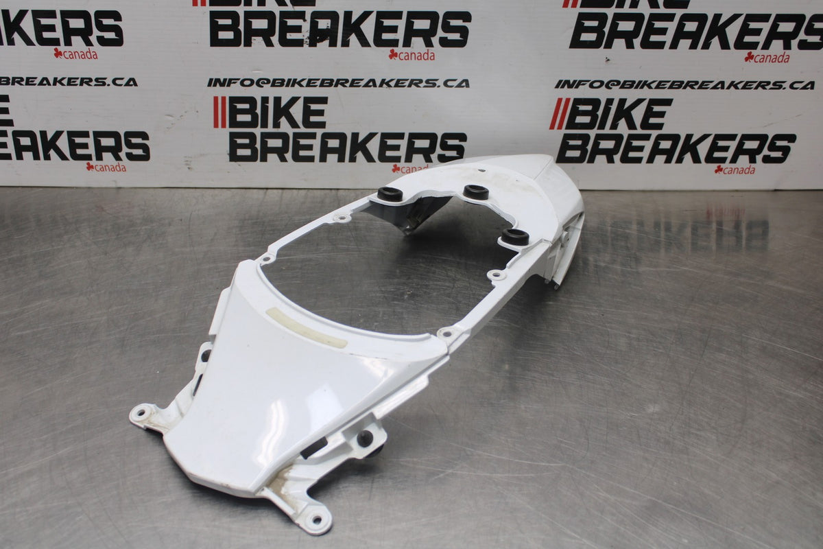 08-10 SUZUKI GSXR 600 CENTER REAR BACK TAIL FAIRING COVER TRIM COWL BB00