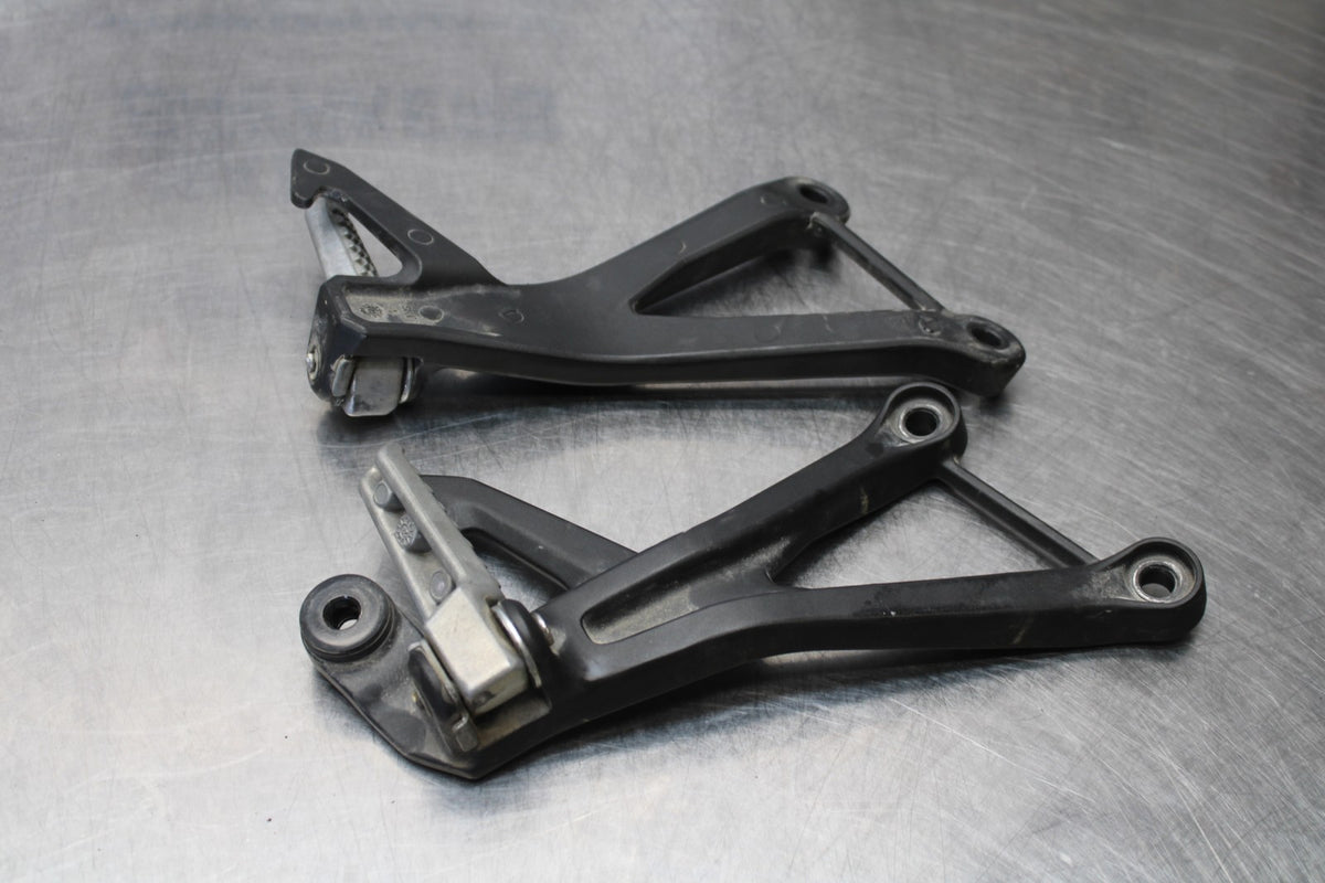 24-25 KAWASAKI NINJA ZX4R REAR BACK PASSENGER PEG SET PAIR BB174