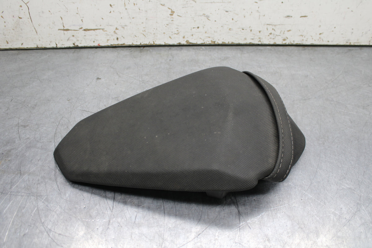 19-22 KAWASAKI Z400 REAR BACK PASSENGER TANDEM SEAT PAD SADDLE PILLION BB738