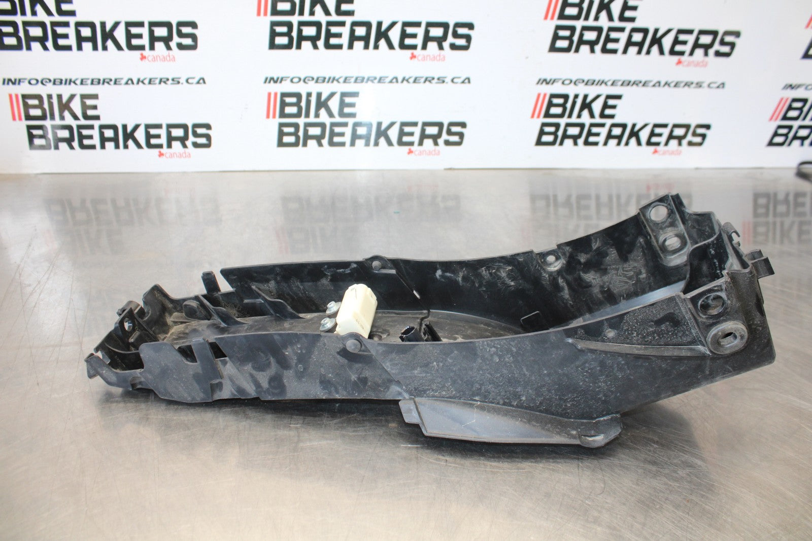 22-25 YAMAHA YZF R7 REAR BACK TAIL UNDERTAIL BATTERY TRAY PLASTIC BB176