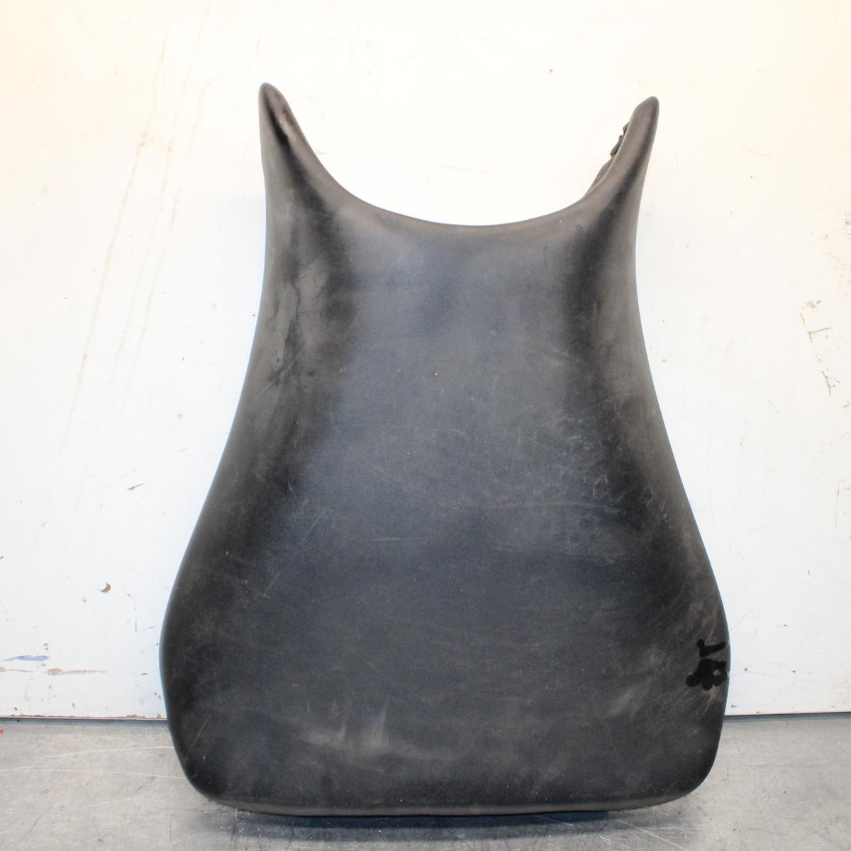 03-05 YAMAHA YZF R6 FRONT DRIVERS SEAT PAD SADDLE PILLION 5SL-24710-00-00 BB95