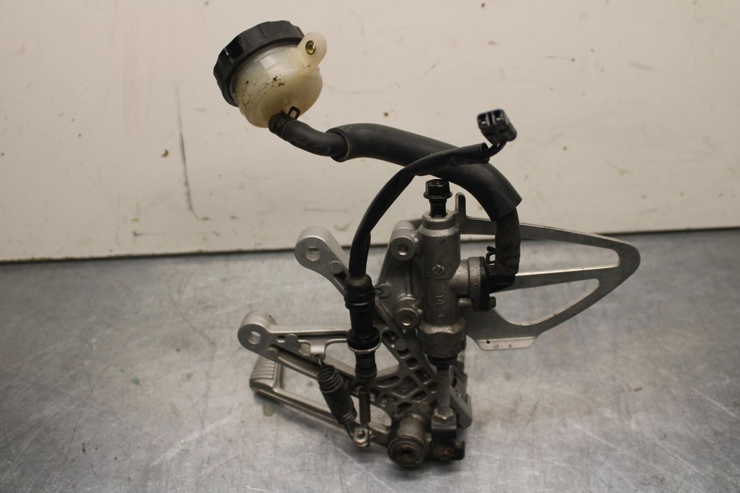 2004 Honda CBR600F4i RIGHT REARSET REAR SET DRIVER FOOT PEG REST STOP BB606