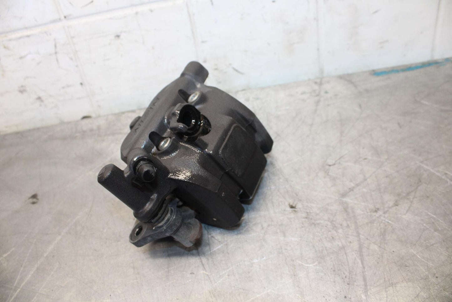 18 KAWASAKI Z 400  FRONT BRAKE CALIPER BB469