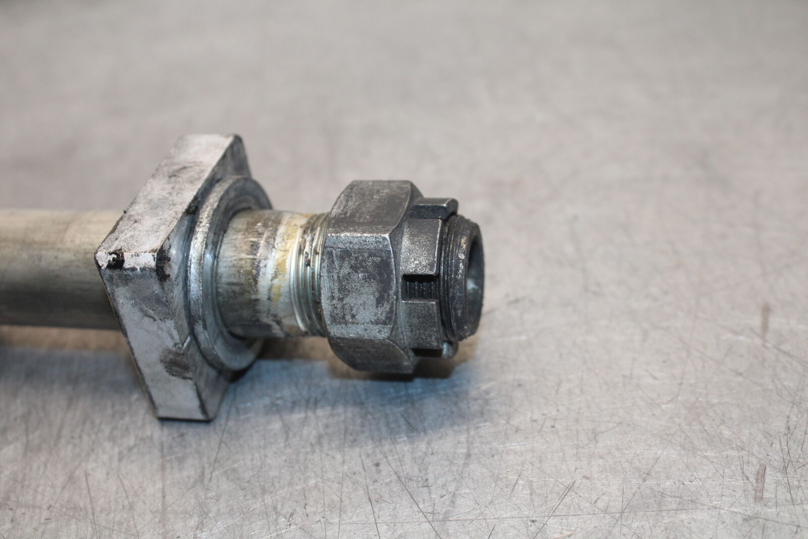 09-12 KAWASAKI NINJA ZX6R REAR AXLE BACK WHEEL RIM BOLT AXEL 41068-0035  BB698