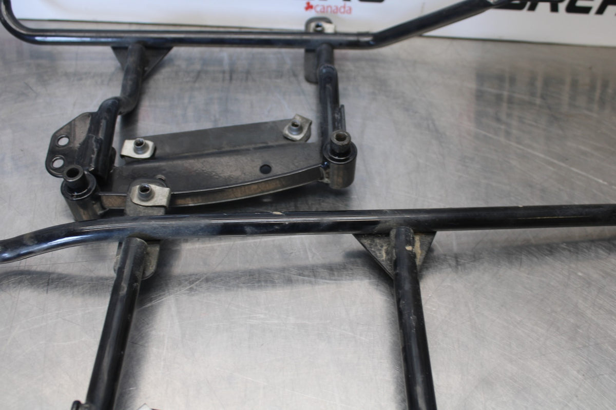 05-06 VICTORY KINGPIN DELUXE SADDLEBAG CASE MOUNTING BRACKET MOUNT BB195