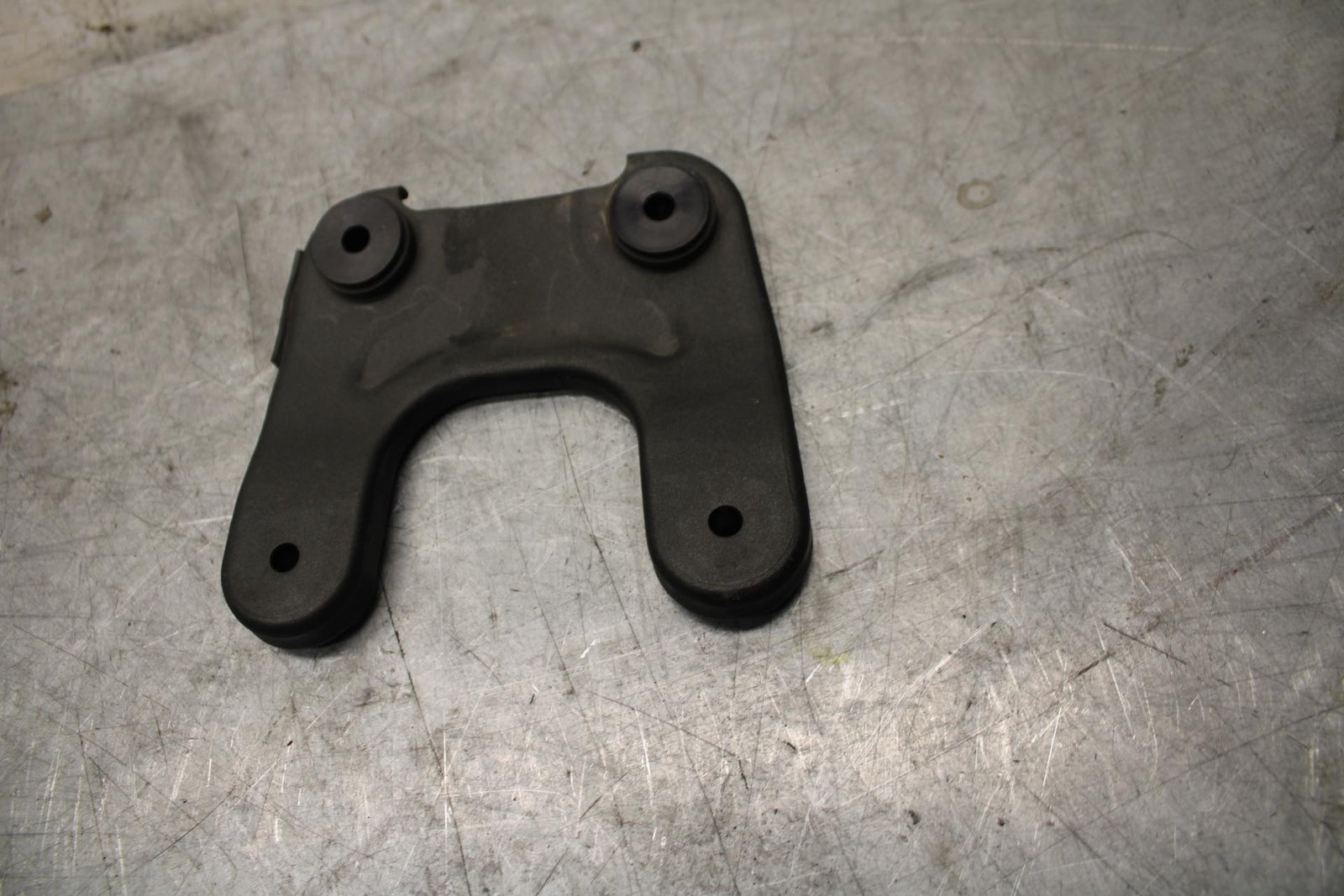 2009 Kawasaki Ninja ZX6R ZX600R FRONT GAS TANK BRACKET MOUNT BB44