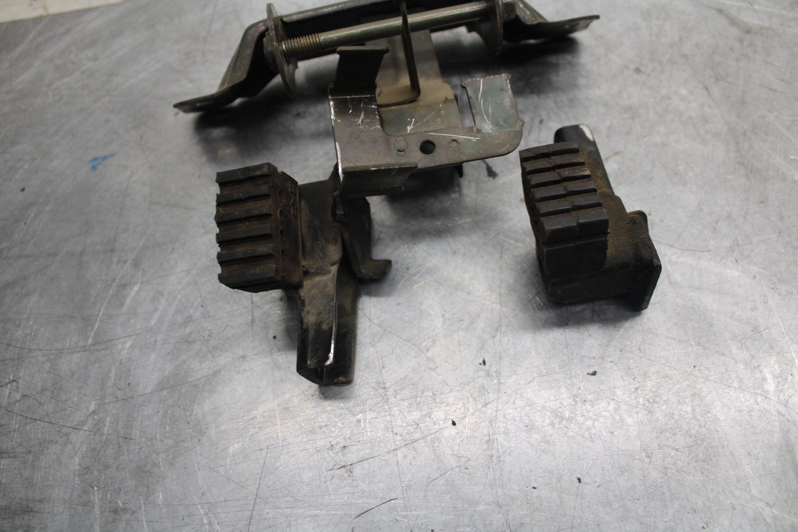 1998 Suzuki TL1000S GAS TANK FUEL CELL PETROL RESERVOIR BRACKET MOUNT BB508