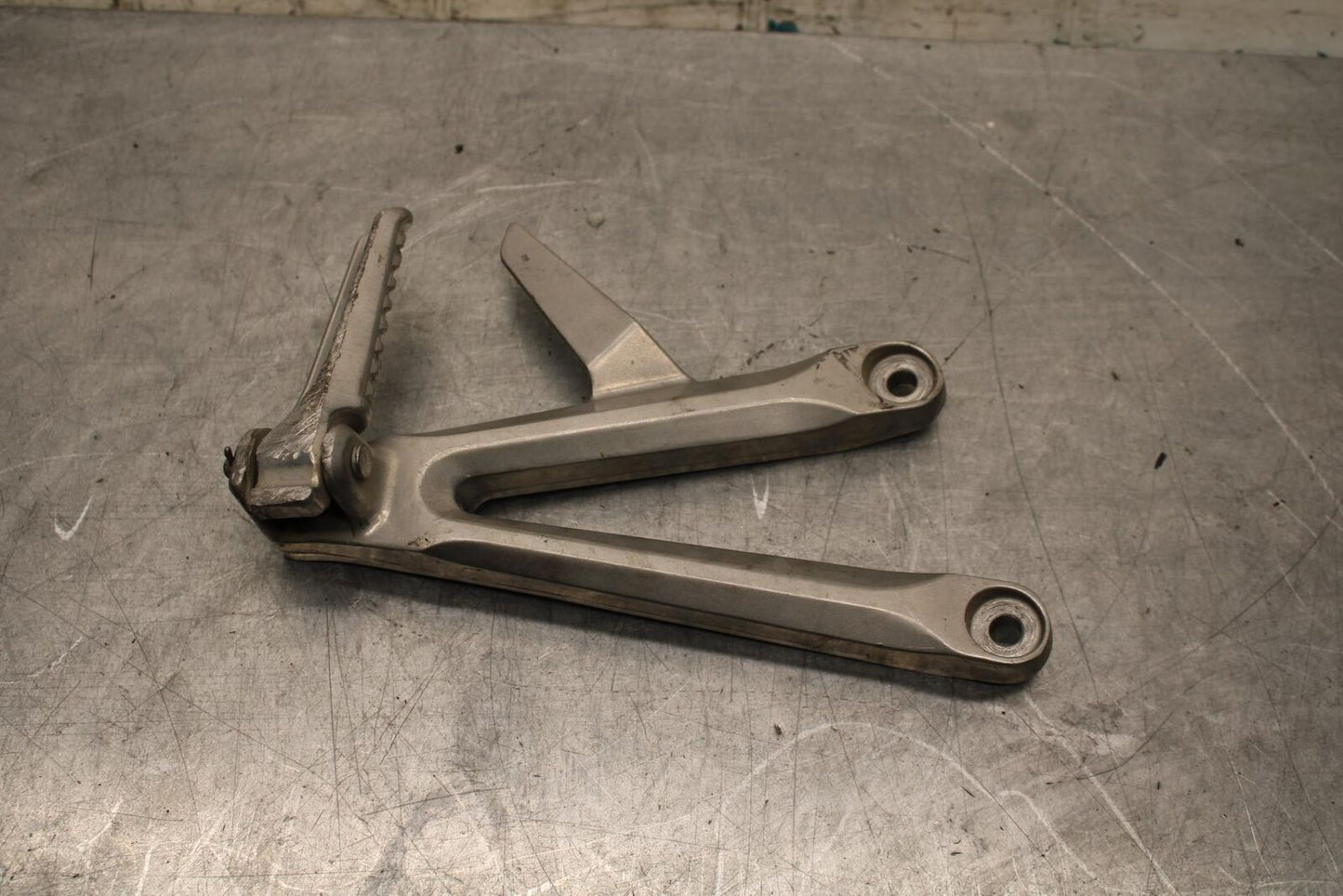 2005 Honda CBR600RR RIGHT REAR PASSENGER PEG 50720-MEL-305 50750-MEE-D00 BB564