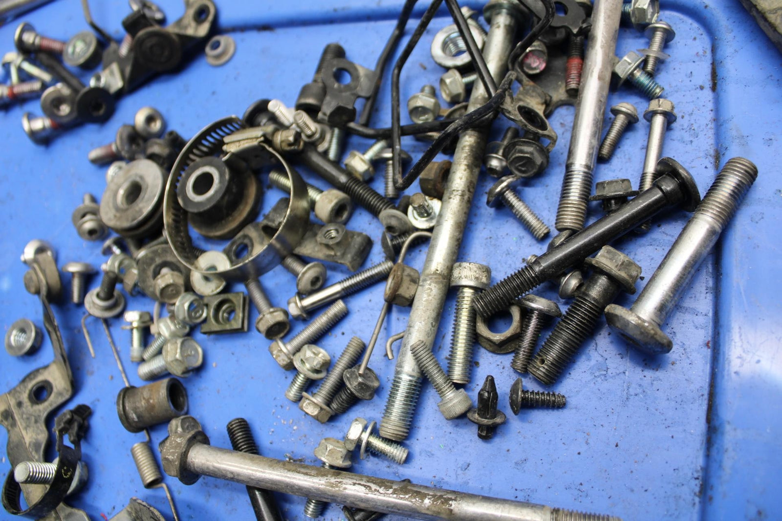 17 KAWASAKI VERSYS_X 300 LEFTOVER MOUNTING BOLTS HARDWARE MOTOR SCREWS BB504