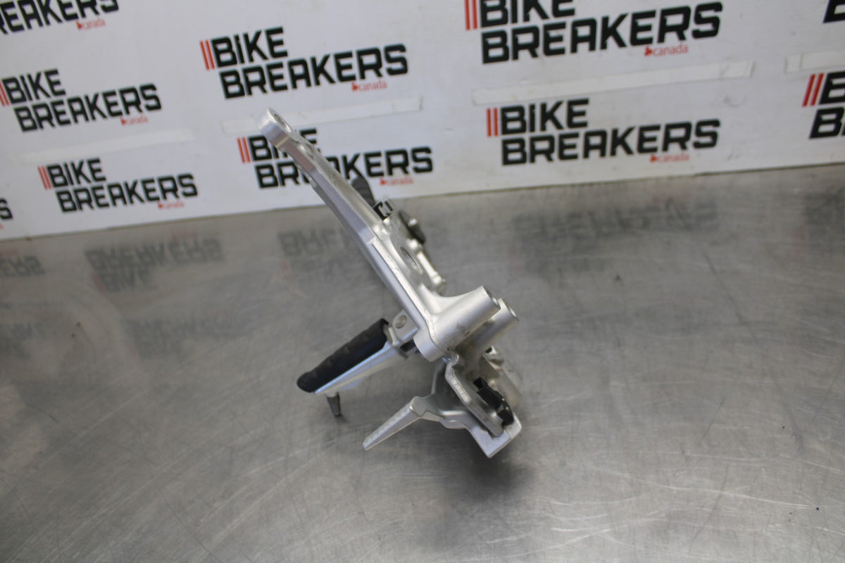 20-23 BMW F900R RIGHT REARSET REAR SET DRIVER FOOT PEG REST STOP BB923