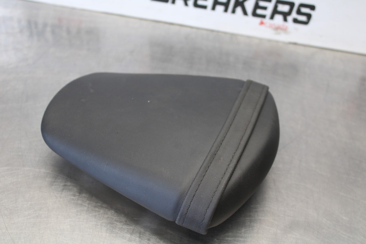 11-26 SUZUKI GSXR750 REAR BACK PASSENGER TANDEM SEAT PAD SADDLE PILLION BB882