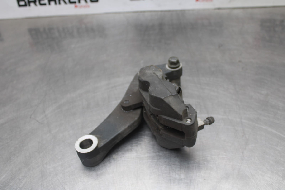 05-09 SUZUKI BOULEVARD C90 REAR BACK BRAKE CALIPER W MOUNT BRACKET BB918