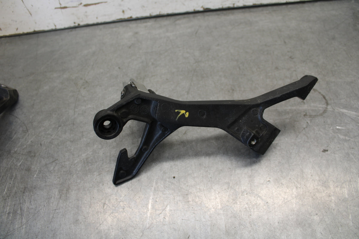 18-23 KAWASAKI NINJA 400 REAR BACK PASSENGER PEG SET PAIR BB679